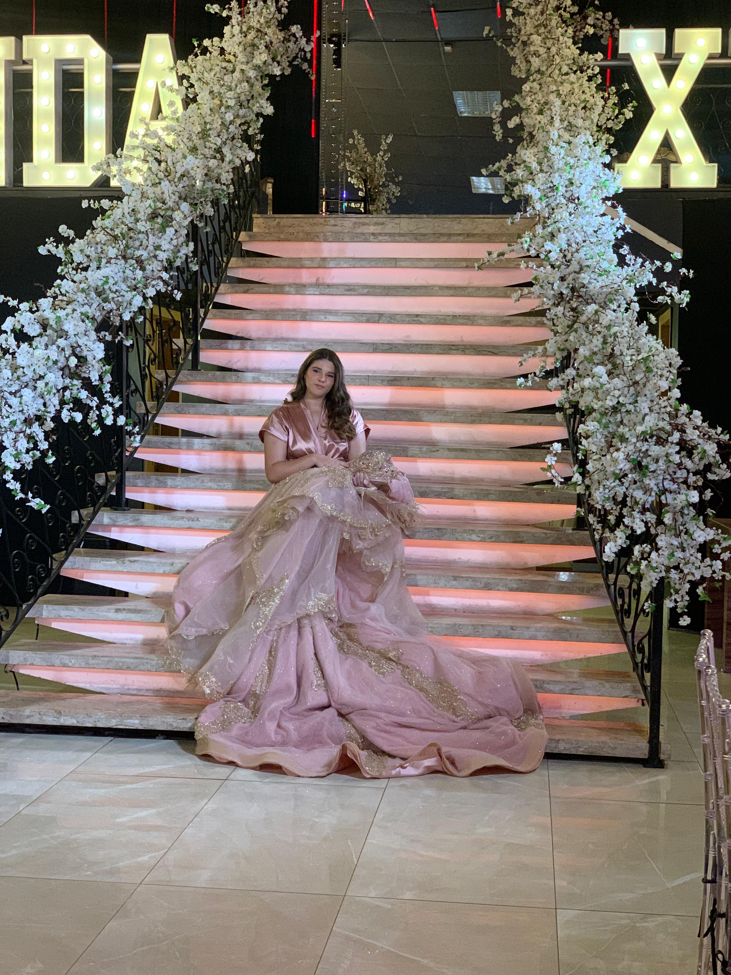 Foto de uma debutante em uma festa de 15 anos