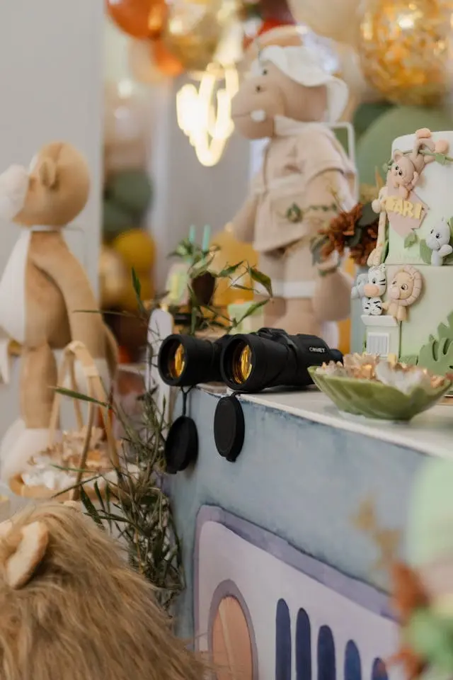 Foto de um binóculo e decoração de festa infantil